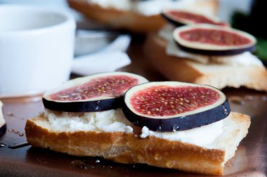 Bruschetta keçi peyniri ve incir ile