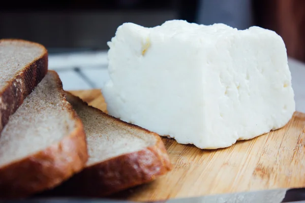 Panneer au fromage indien traditionnel avec des morceaux de pain — Photo