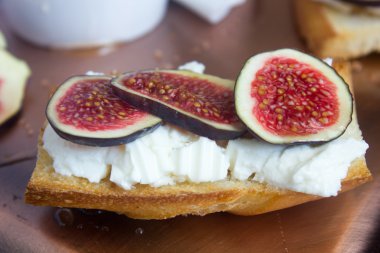 Bruschetta keçi peyniri ve incir bakır tepsi ile