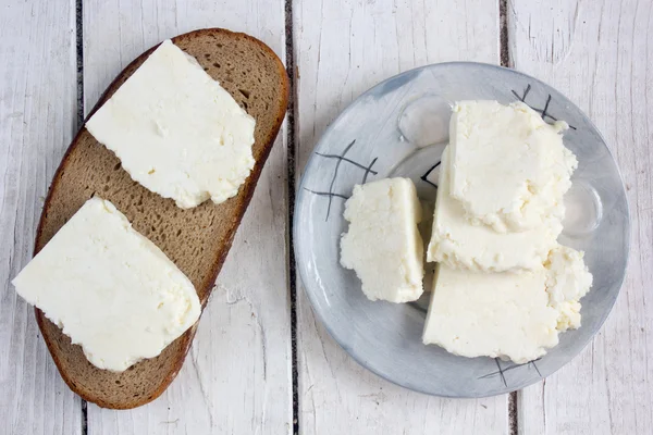 Panneer au fromage indien traditionnel avec des morceaux de pain — Photo