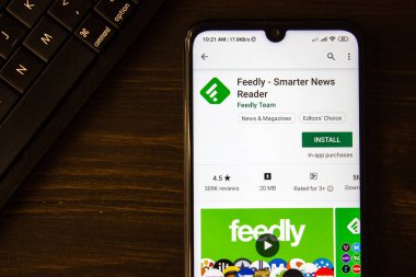 Ivanovsk, Rusya - 21 Temmuz 2019: Akıllı Haber Okuyucu uygulaması akıllı telefon ekranında