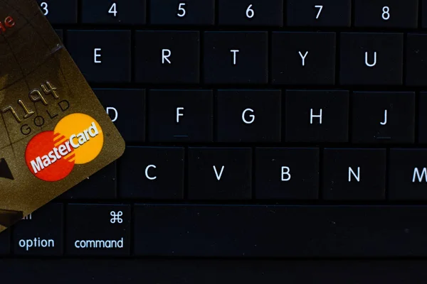 Ryazan Oroszország Február 2018 Hitelkártya Mastercard Gold Black Keyboard — Stock Fotó