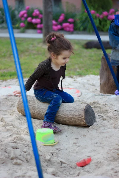 Garotinha Brincando Uma Caixa Areia Infantil — Fotografia de Stock