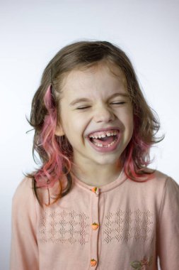 Sevimli küçük kız beyaz bir kıza gülüyor.