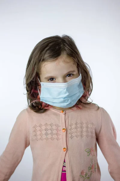 Petite Fille Avec Masque Sur Visage Pendant Épidémie — Photo