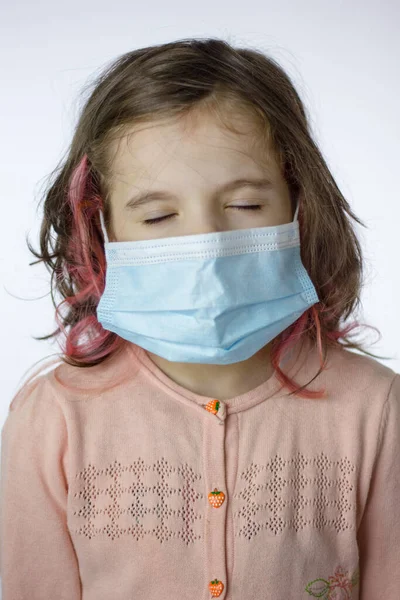 Yorgun Çocuk Pandemi Sırasında Yüzünde Maske Vardı — Stok fotoğraf