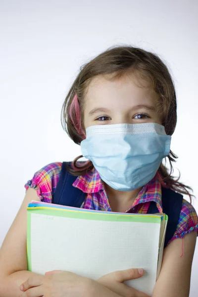 Pandemi Sırasındaki Kız Öğrenci Okula Maskeyle Gidiyor — Stok fotoğraf