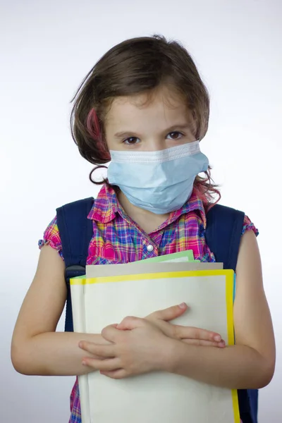 Niña Escuela Durante Pandemia Escuela Con Una Máscara —  Fotos de Stock