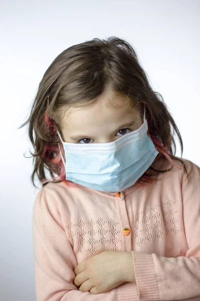 小さな子供の女の子とともにザマスク上の顔中に疫学 — ストック写真