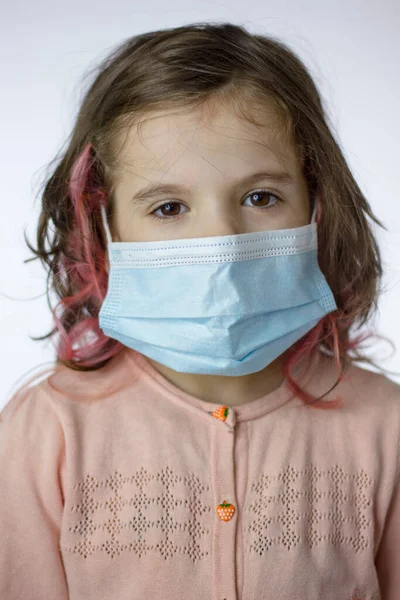 Epidemi Sırasında Yüzünde Maske Olan Küçük Bir Kız Çocuğu — Stok fotoğraf