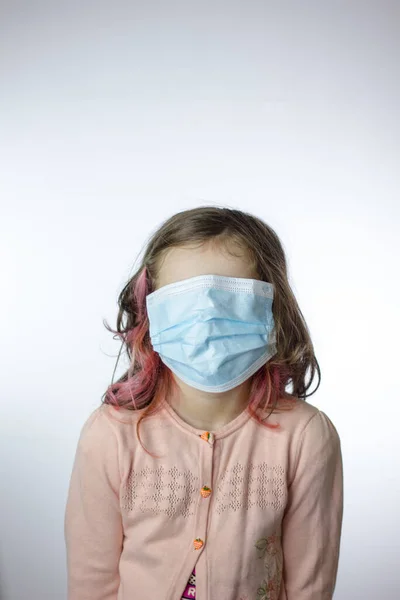 Yüzünde Maske Olan Küçük Bir Kız Çocuğu Yüzü Tamamen Kapalı — Stok fotoğraf