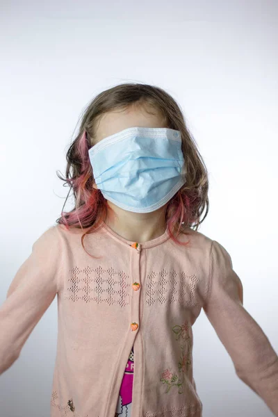 Yüzünde Maske Olan Küçük Bir Kız Çocuğu Yüzü Tamamen Kapalı — Stok fotoğraf