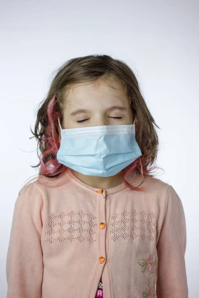 Yorgun Çocuk Pandemi Sırasında Yüzünde Maske Vardı — Stok fotoğraf