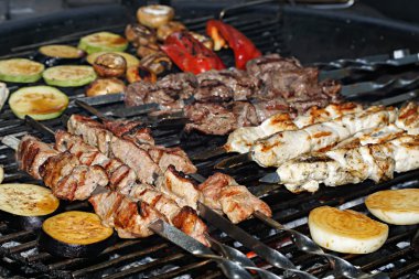 Çeşitli lezzetli ızgara et mangal üzerinde kömürlerin üzerinde sebze ile