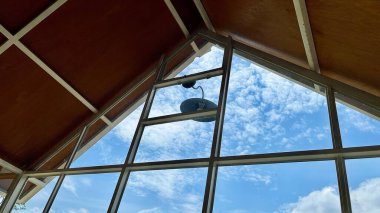 Modern Gabled Çerçeve Mavi Gökyüzü Görünümü