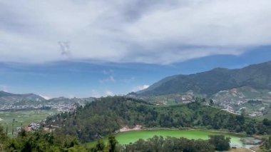 Tepeler ve köylerle çevrili Yeşil Volkanik Krater Gölü Geniş Panoramik Manzarası