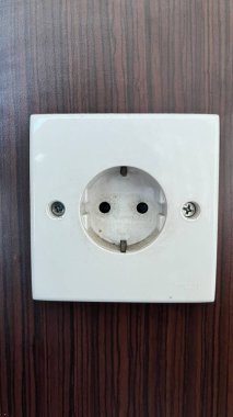 Tahta bir Duvarda Beyaz F Tipi Elektrik Soketi