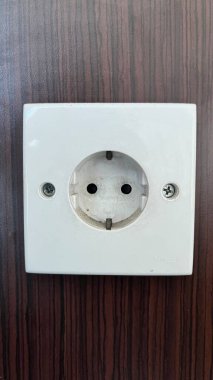 Tahta bir Duvarda Beyaz F Tipi Elektrik Soketi