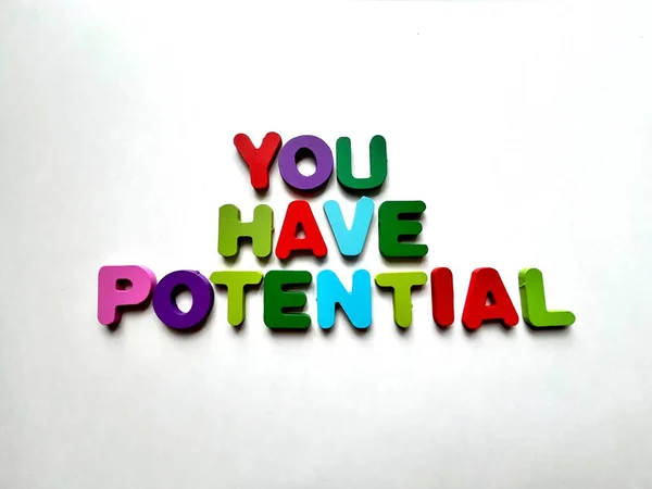Renkli Manyetik Harflerle İlham Veren 'Potansiyelin Var' Mesajı