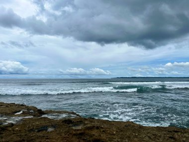 Huysuz Okyanus Dalgaları Engebeli Kayalık Kıyı Şeridine Çarpıyor