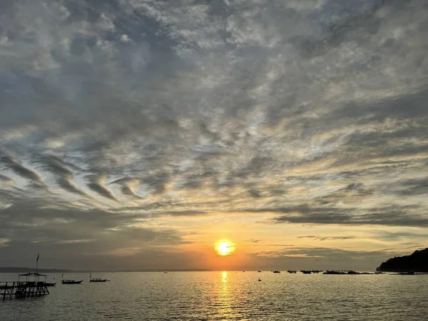 Sakin Tropikal Suların Üzerinde Altın Gün Doğumu Çizgili Gökyüzü Altında