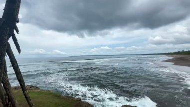 Güçlü Okyanus Dalgaları 'nın Panoramik Manzarası Tropikal Kıyı Şeridine Çarpıyor