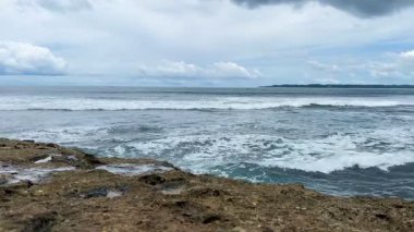 Okyanus Dalgaları Uzak Sahil Manzaralı Rocky Shoreline çarpıyor
