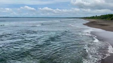 Uzun Tropikal Sahilde Yuvarlanan Okyanus Dalgaları Yüksek Açı Görünümü
