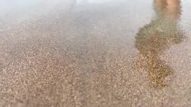 Okyanus Dalgaları Sahilde Parıldayan Altın Kum 'un Üzerinde Süzülüyor