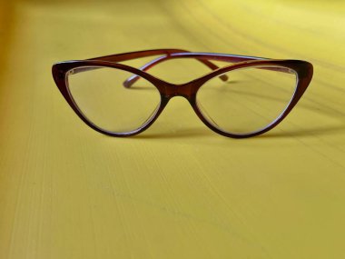 Sarı Arkaplanda Koyu Kırmızı Kedi Gözlüğü