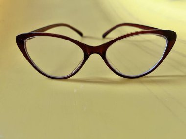 Sarı Arkaplanda Koyu Kırmızı Kedi Gözlüğü