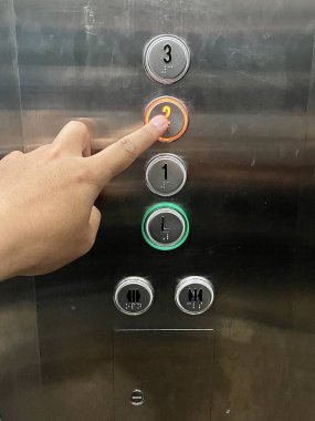 Metalik Asansör Kontrol Paneli İçinde İkinci Kat Düğmesine Basan Bir El