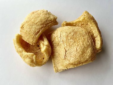 Beyaz arka planda kıtır kıtır altın mısır veya pirinç krakeri.