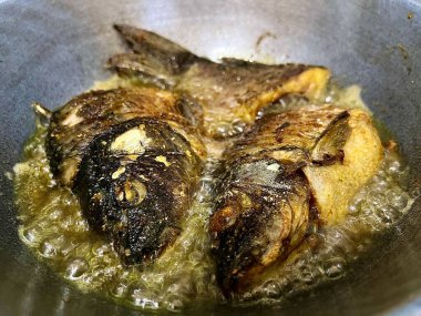 Altın Kahverengi ve Çıtır Çıtıra Kadar Sıcak Yağda Kızartılmış Taze Balık