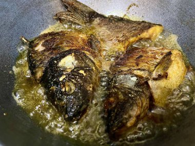 Altın Kahverengi ve Çıtır Çıtıra Kadar Sıcak Yağda Kızartılmış Taze Balık