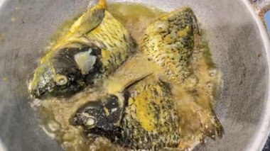 Kızarmış Baharatlı Sazan Balık Kafaları Sıcak Tavada Kabaran Yağ ile