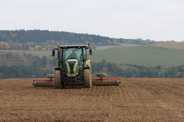 Kırsal alanda tarımı yapan traktörün ön görüntüsü, kırsal alanda tarımsal faaliyeti ve tarım makinelerini temsil ediyor