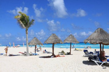 Jarash, Ürdün - 06 Mayıs 2023: Ürdün 'ün Jerash kentindeki Hadrian Antik Kemeri' nin ön görüntüsü, anıtsal Roma taş kapısının altından yürüyen turistler, parlak mavi bir gökyüzü altında klasik mimarinin süslerini sergiliyorlar..