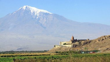 Jarash, Ürdün - 06 Mayıs 2023: Ürdün 'ün Jerash kentindeki Hadrian Antik Kemeri' nin ön görüntüsü, anıtsal Roma taş kapısının altından yürüyen turistler, parlak mavi bir gökyüzü altında klasik mimarinin süslerini sergiliyorlar..