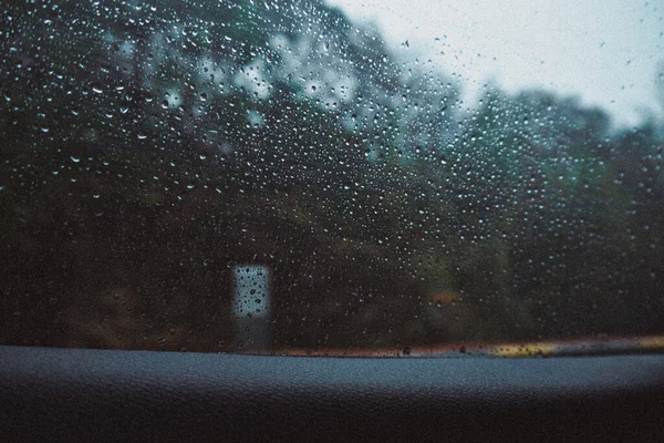 Moody Blur ile Cam Arkaplanda yağmur damlaları. Yağmurlu Pencere Dokusu, Duygusal ve Sinema Tasarımı İçin Atmosferik Hava Arkaplanı