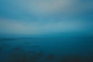 Mavi Soyut Hareket Bulanık Arkaplan Yumuşak Gradyan Işık, Rüya Atmosferik Doku ve Modern Asgari Tasarım