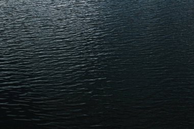 Dalgalı Kara Su Yüzeyi dokusu. Gizemli Göl veya Nehir Arkaplanı, Huysuz Soyut Doğa Şablonu