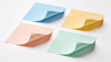 Beyaz arka planda izole edilmiş renkli boş yapışkan notlar. Ofis, Planlama ve Organizasyon için Boş Hatırlatma Belgeleri