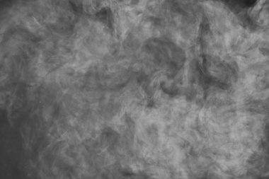 Siyah Arkaplan 'da soyut Duman Dokuları: Yumuşak Buhar Bulutlarıyla Beyaz Sis Buğusu Örtüsü. Tasarım için dramatik Atmosfer Efekti