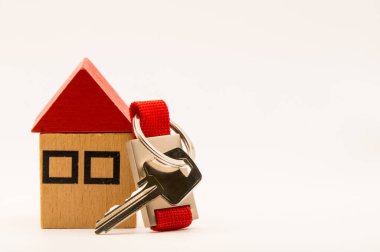 Emlak konsepti olarak kırmızı anahtarlığı olan bir oyun evi.