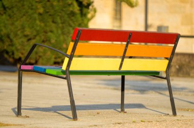 Gökkuşağı renkli park bankı, LGBT konsepti
