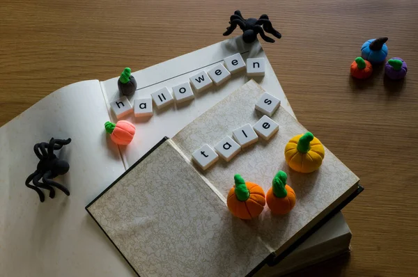 Renkli balkabaklı, örümcekli ve kopyalanmış kitaplar. Cadılar Bayramı konsepti.