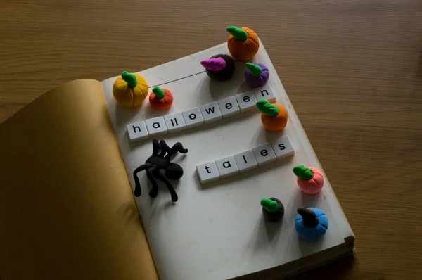 Cadılar Bayramı masalları kabaklar, örümcekler ve boşluklarla dolu boş bir kitabın kapağında.