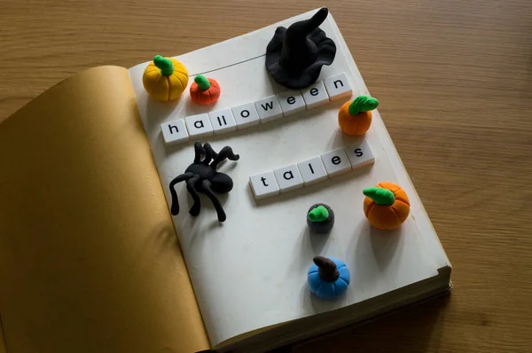 İçinde örümcekler ve renkli balkabakları olan bir kitabın adı olan Cadılar Bayramı Masalları ile sakin bir hayat.