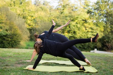 Bir çocukla çalışan güzel yoga eğitmeni.